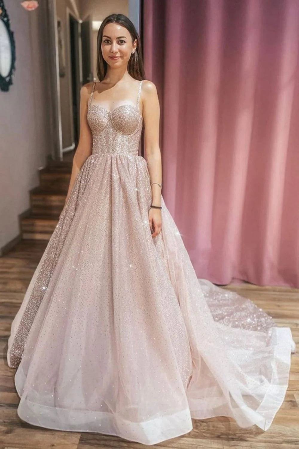 Vestido de fiesta largo rosa con tirantes finos y corte princesa en A